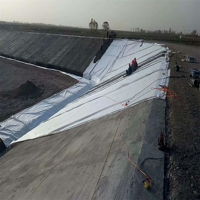 復(fù)合土工膜施工.jpg